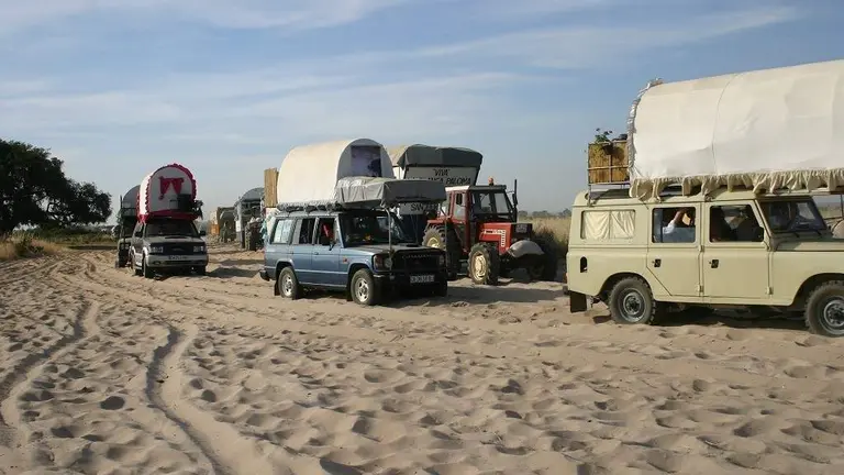 Veh&iacute;culos acumulados en los caminos