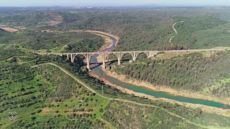 Puente de la Alcolea, junto a la presa paralizada