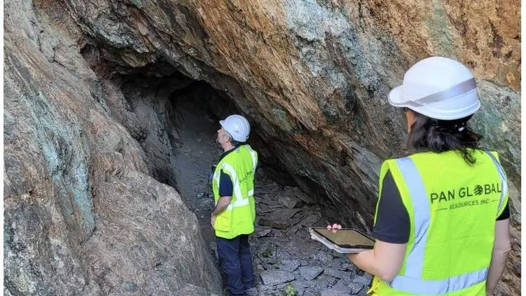 Operarios revisan las paredes con testigos mineros