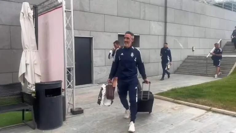 Abel Gómez, técnico del Recre, llegando a Las Rozas.