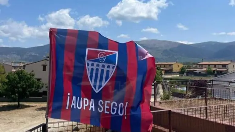 Segovia está engalanada con banderas de su equipo.
