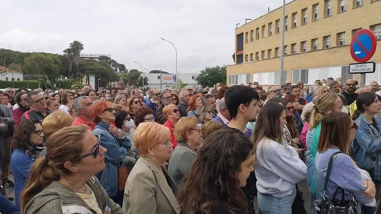 Concentraci&oacute;n a las puertas del Hospital de Riotinto