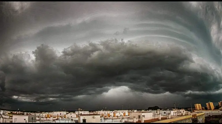 La turbonada, a punto de engullir Isla Cristina, en una imagen captada por Antonio G. Alonso.