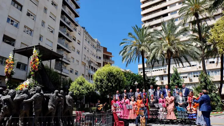 Imagen del monumento en la celebración del Cincuentenario de Emigrantes