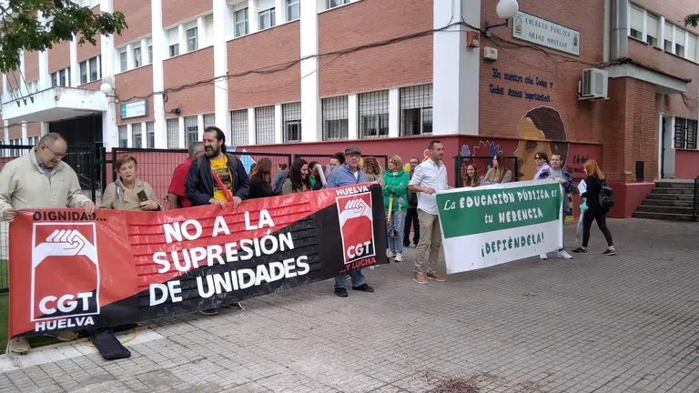 Protesta por la eliminaci&oacute;n de unidades