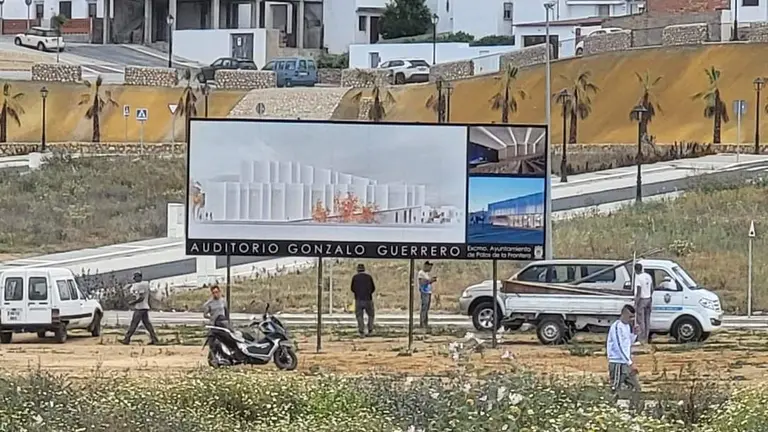 Con esta cartelería de obras comenzó la polémica en Palos