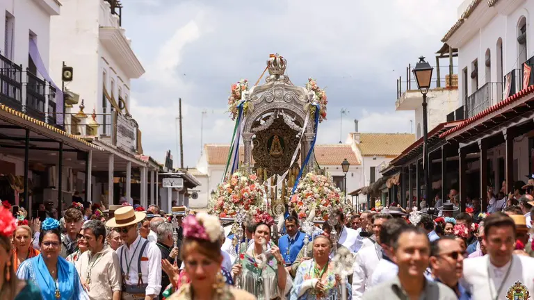 Llegada de la Hermandad de Huelva a la presentaci&oacute;n ante el Santuario