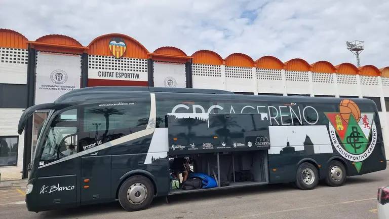 El autobús del Cacereño.
