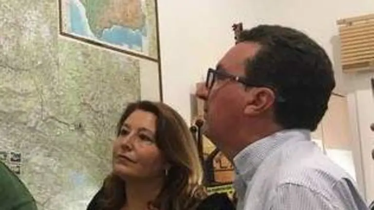 Carmen Crespo y Gonz&aacute;lez mirando un mapa