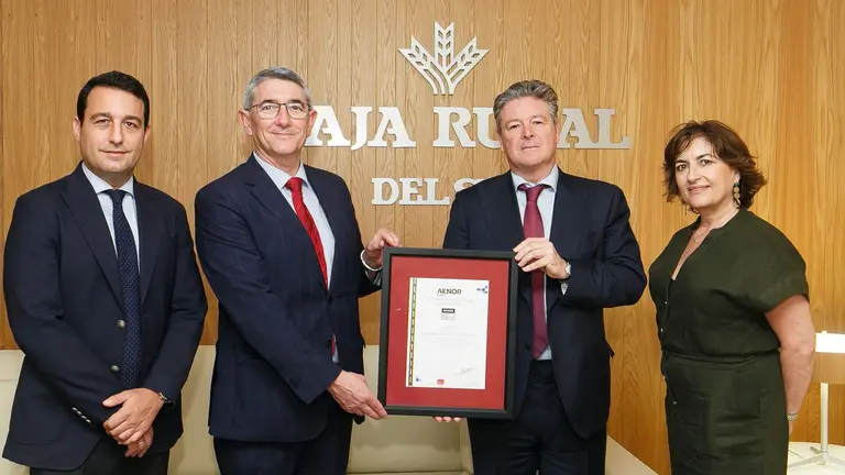 El director general de Caja Rural del Sur recibe del representante de AENOR el certificado