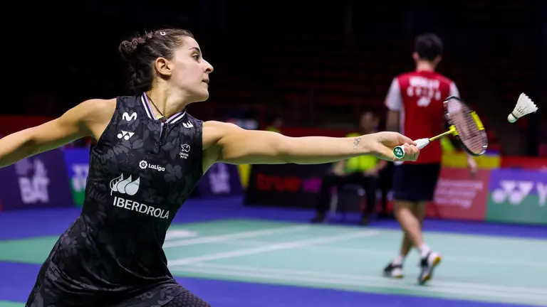 Carolina Marín se estira para llegar al volante.