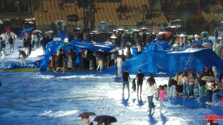 En esta foto compartida por Cristian Cabar se ve a la gente levantando el suelo para protegerse del agua que caía en Sevilla
