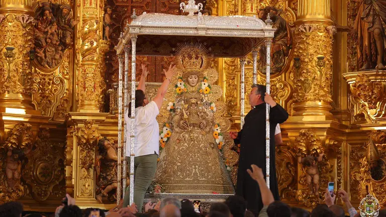 Regreso de la Virgen tras la procesi&oacute;n del lunes