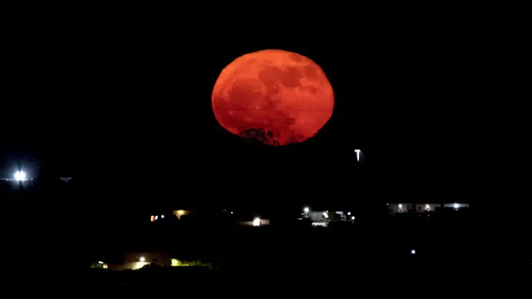 Luna de fresa captada esta madrugada en Huelva (Foto: Antonio Aguilera).