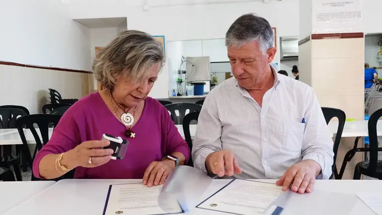 Firma del convenio durante la visita del alcalde palermo, Carmelo Romero.