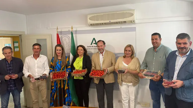 La consejera Carmen Crespo con el sector de frutos rojos esta tarde