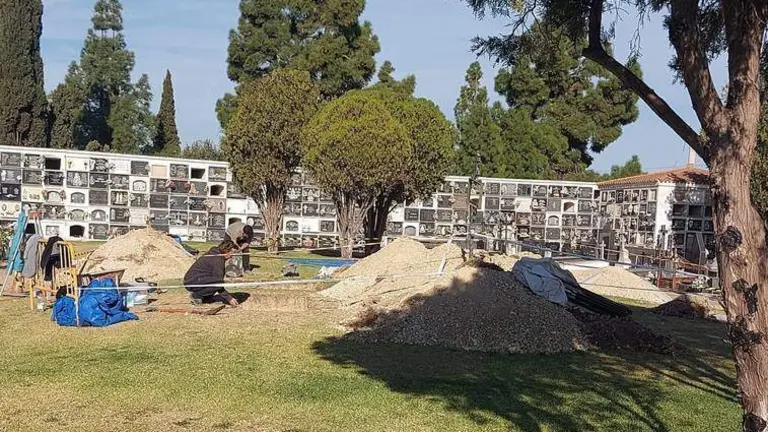 Una de las fosas comunes datadas en el cementerio onubense