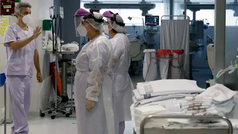 Personal sanitario en el Juan Ram&oacute;n Jim&eacute;nez de Huelva