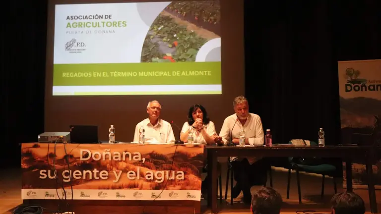 Mesa de debate en Almonte