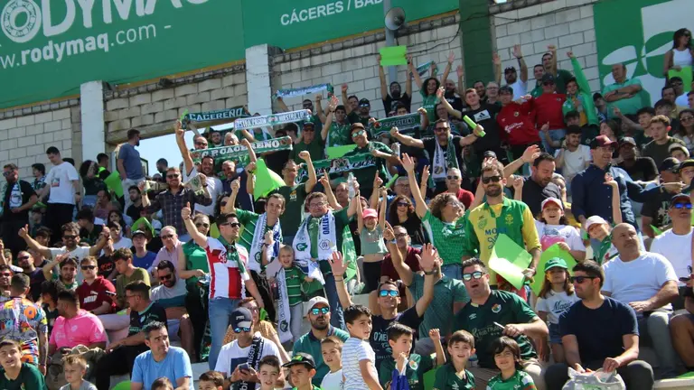 La hinchada del Cacereño.