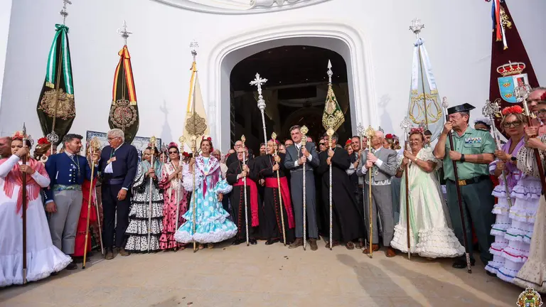 Autoridades eclesiásticas, civiles y militares en la presentación de filiales