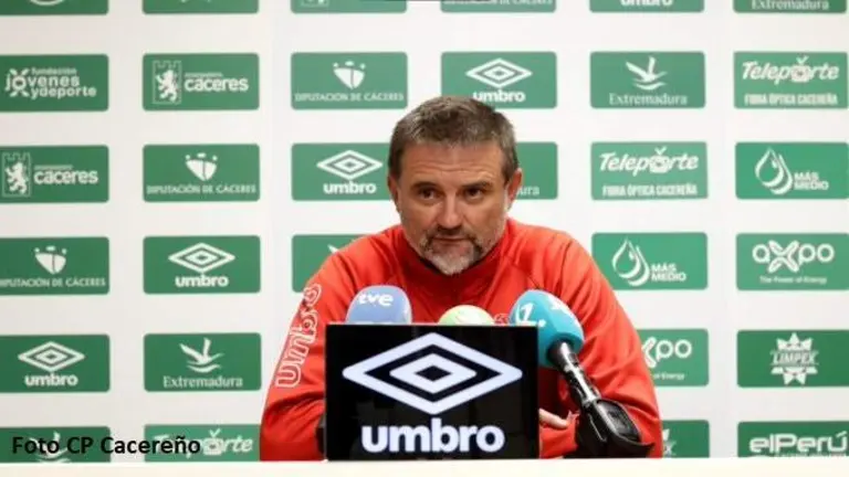 Julio Cobos es el técnico del Cacereño.