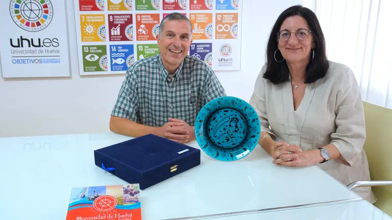 Firma del acuerdo por los máximos representantes de ambas universidades