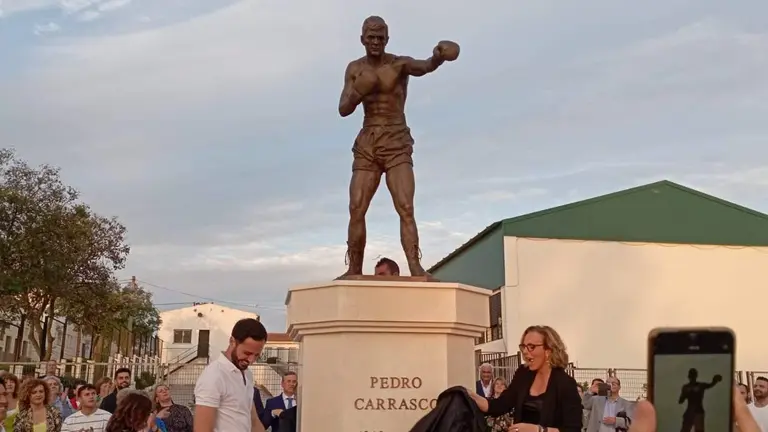 Escultura en la avenida que lleva su nombre