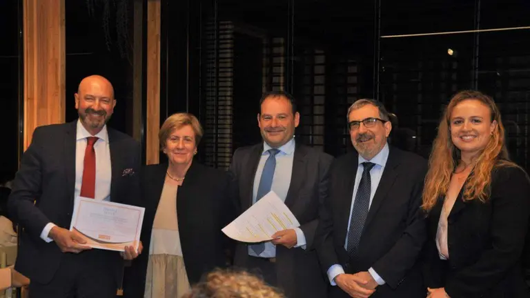 Participantes premiados en el certamen económico