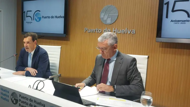 Alberto Santana, a la izquierda, presentando los retos de su etapa en el Puerto