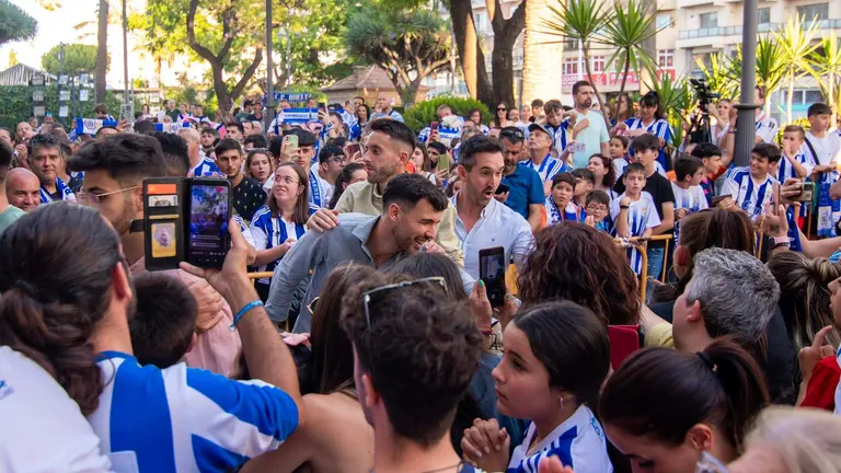 Los futbolistas entre los hinchas albiazules.