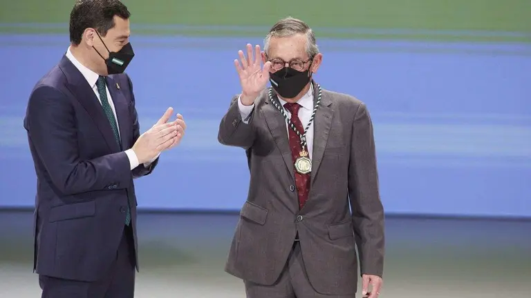 Juanma MOreno y Delibes, visiones muy contrapuestas de la realidad de Doñana