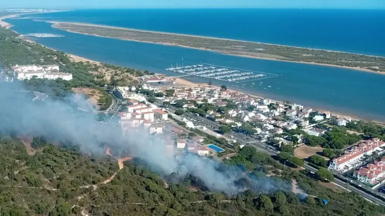 Inicio del fuego junto a las urbanizaciones