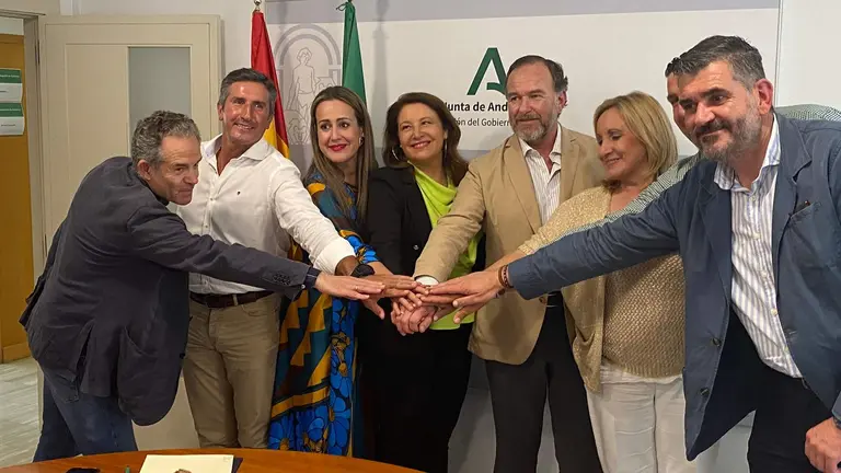 La consejera Carmen Crespo con el sector de frutos rojos