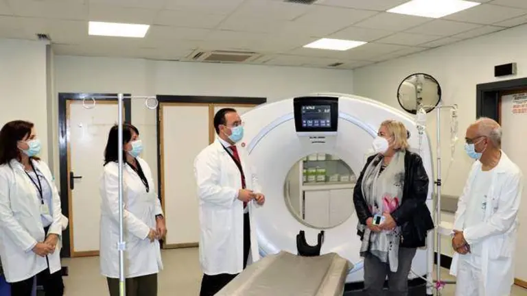 Delegada de Salud y gerente en un acto hospitalario