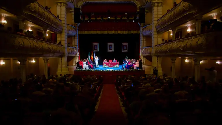 Salón de plenos montado en el Gran Teatro de Huelva para la ocasión
