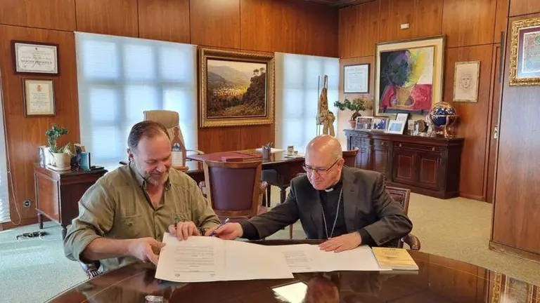 Momento de la fima del convenio por el obispo de Huelva y el presidente de Caja Rural del Sur