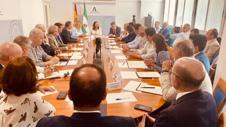 Consejera y firmantes de la adenda por la presa de Alcolea