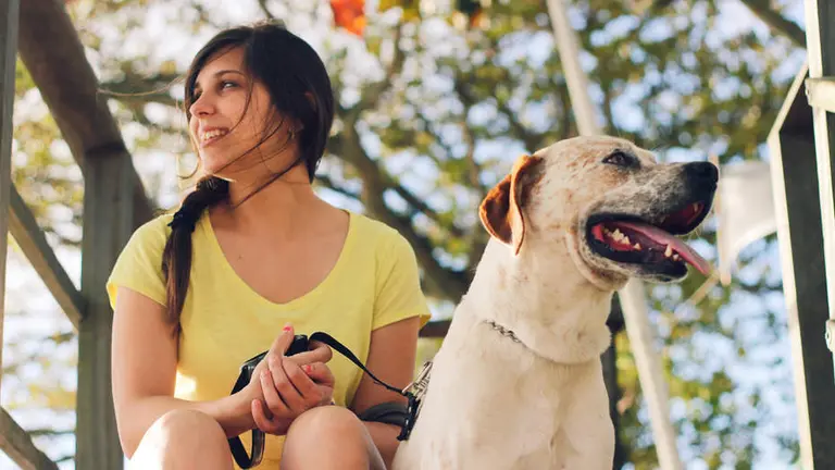 Una joven con su perro