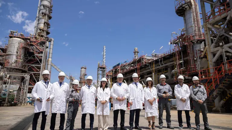 Foto de familia durante la visita a Cepsa La Rábida