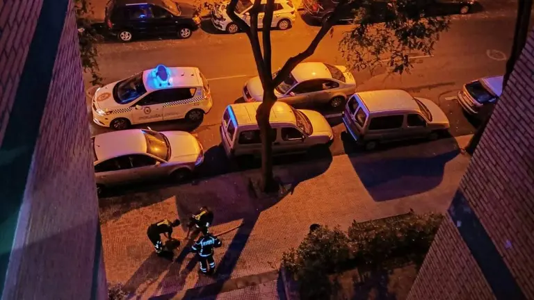 Agentes de Bomberos en el lugar del siniestro, esta madrugada