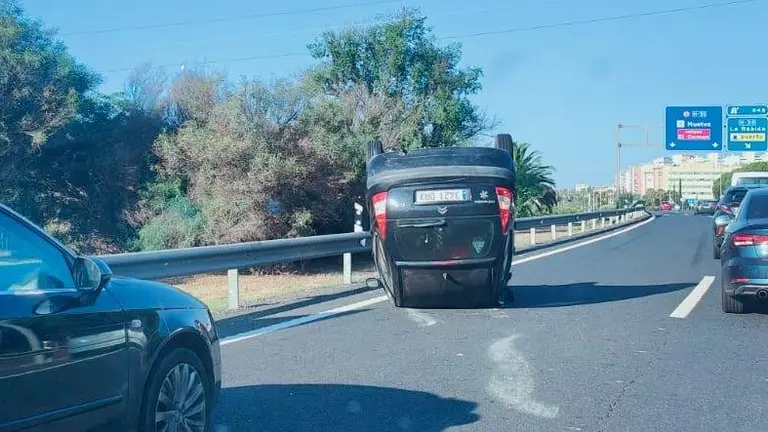 Imagen del vehículo volcado