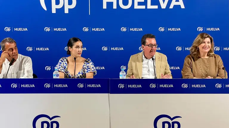 Manuel Andrés González, en el centro, durante el cónclave popular municipal