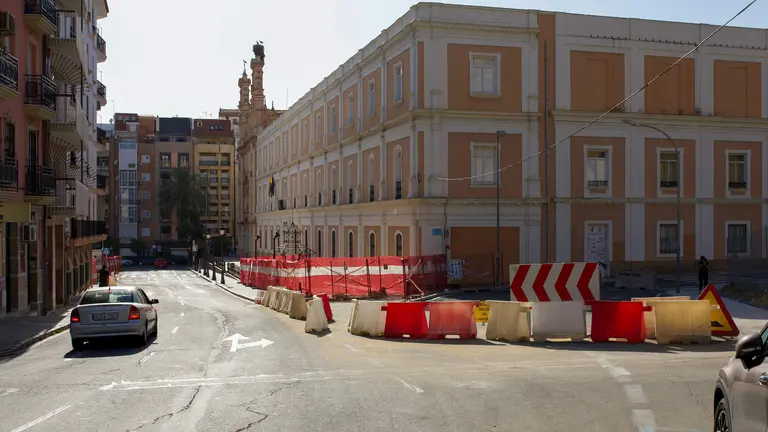 Bajada hacia calle Luis Buendía, ahora cortada, y Plaza de La Merced  con Independencia