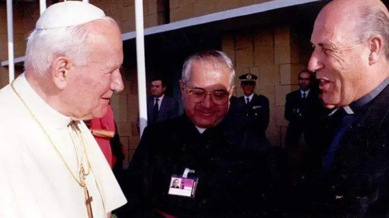 Ildefonso Fernández saluda al entonces Papa Juan Pablo II