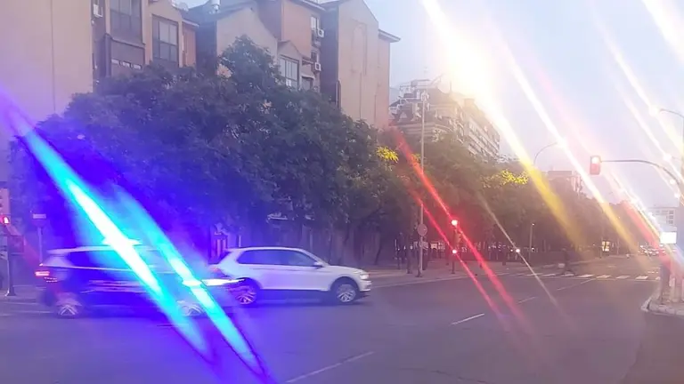 Vehículos policiales peinando el barrio de La Merced