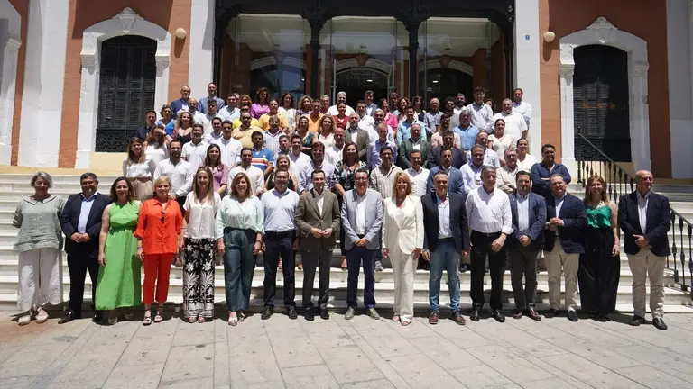 Moreno, ayer, en Huelva junto a los cargos electos