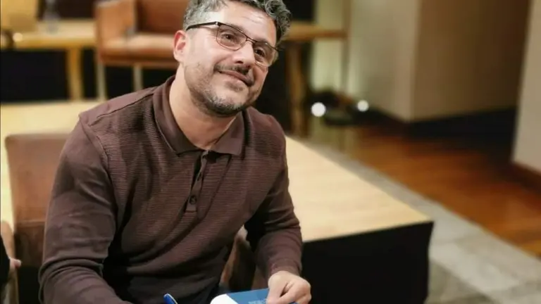 Firmando uno de sus libros