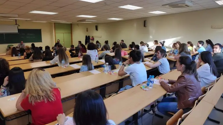 Opositores de Enfermería en una prueba