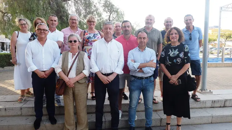 Visita a la muestra de los participantes junto al alcalde